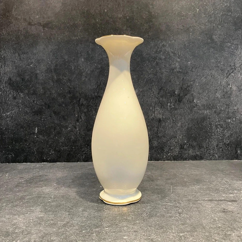 Vtg Royal Doulton Fine Bone China Bud Vase Scalloped Edge Gilded Accents